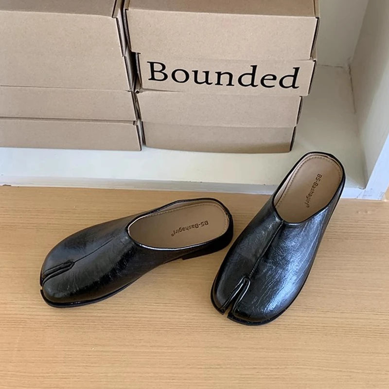 SUOJIALUN New Women Slipper Fashion Flat Heel Slip On Mules Shoes Split Toe Shallow Slip On Casual Slides Shoes