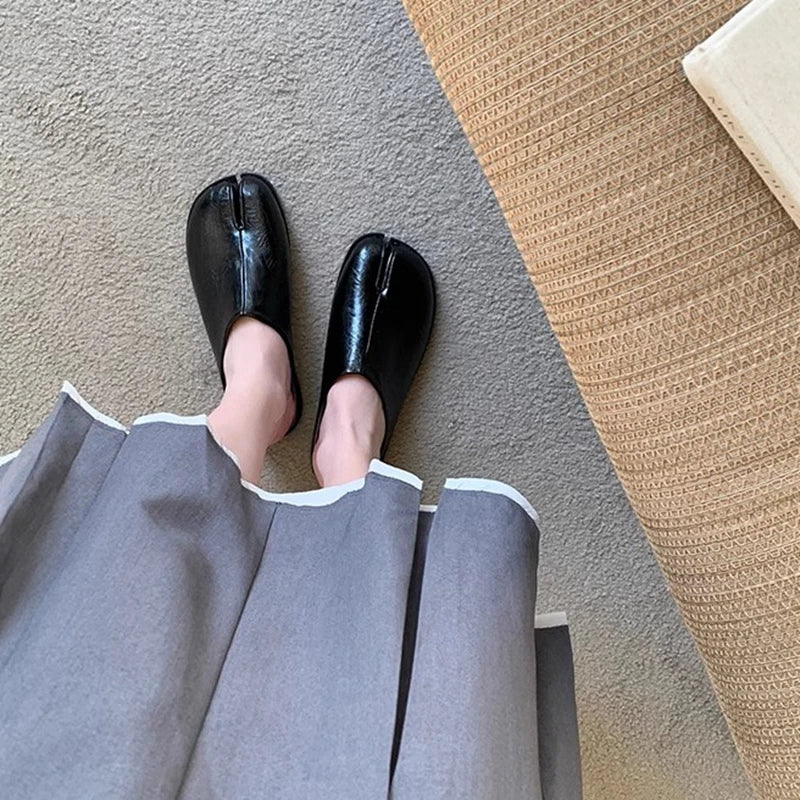 SUOJIALUN New Women Slipper Fashion Flat Heel Slip On Mules Shoes Split Toe Shallow Slip On Casual Slides Shoes