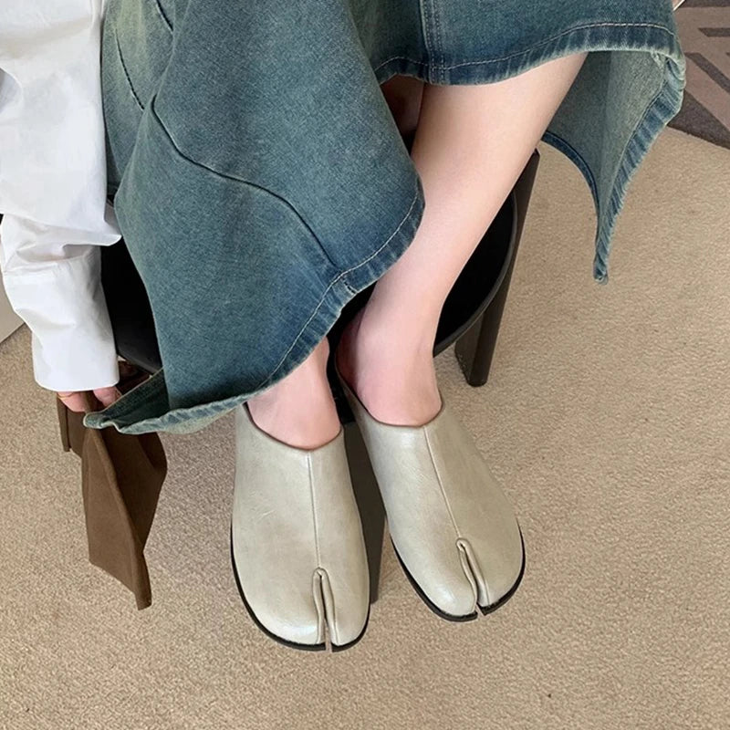 SUOJIALUN New Women Slipper Fashion Flat Heel Slip On Mules Shoes Split Toe Shallow Slip On Casual Slides Shoes
