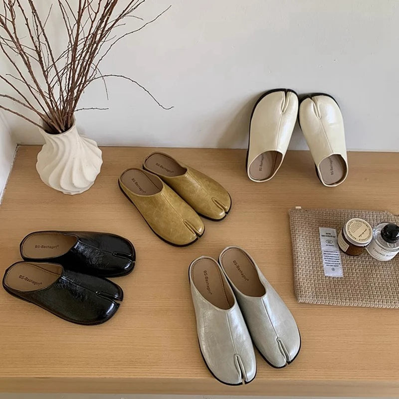 SUOJIALUN New Women Slipper Fashion Flat Heel Slip On Mules Shoes Split Toe Shallow Slip On Casual Slides Shoes