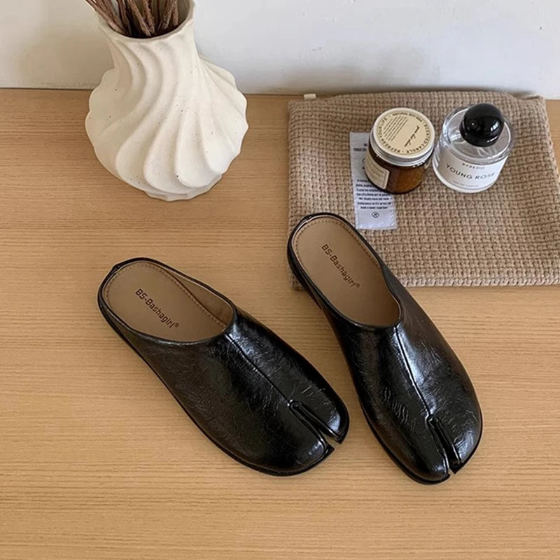 SUOJIALUN New Women Slipper Fashion Flat Heel Slip On Mules Shoes Split Toe Shallow Slip On Casual Slides Shoes