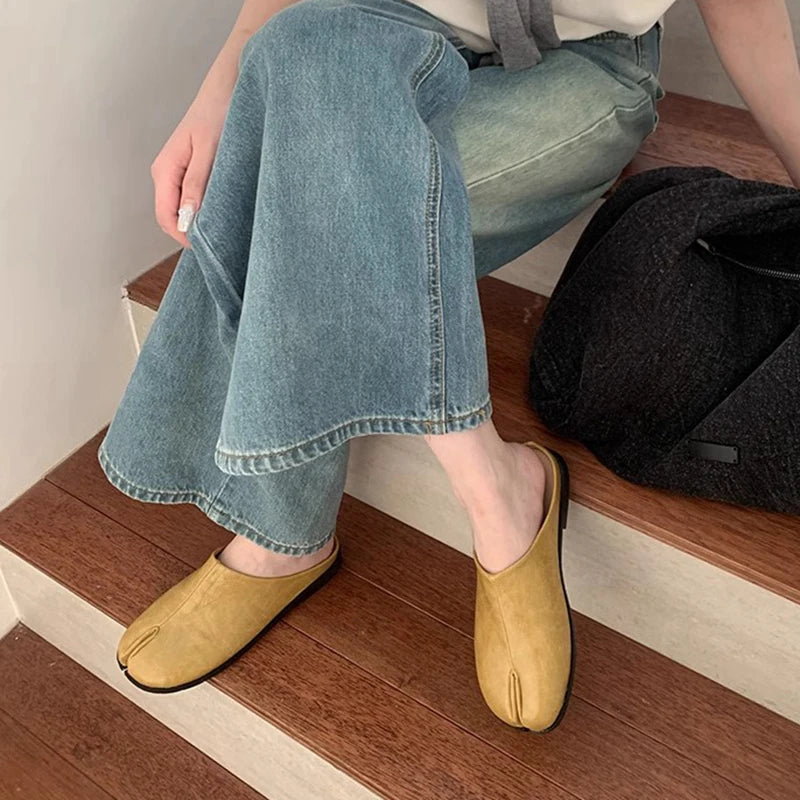 SUOJIALUN New Women Slipper Fashion Flat Heel Slip On Mules Shoes Split Toe Shallow Slip On Casual Slides Shoes