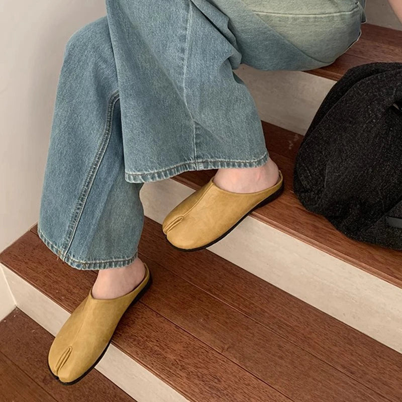 SUOJIALUN New Women Slipper Fashion Flat Heel Slip On Mules Shoes Split Toe Shallow Slip On Casual Slides Shoes
