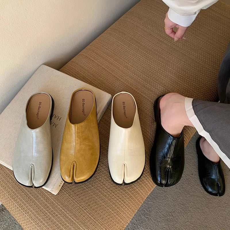 SUOJIALUN New Women Slipper Fashion Flat Heel Slip On Mules Shoes Split Toe Shallow Slip On Casual Slides Shoes