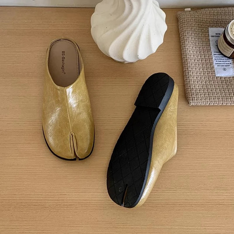 SUOJIALUN New Women Slipper Fashion Flat Heel Slip On Mules Shoes Split Toe Shallow Slip On Casual Slides Shoes