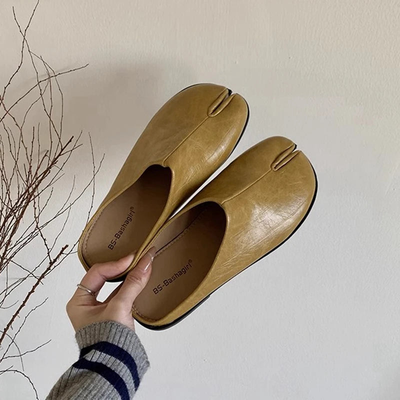 SUOJIALUN New Women Slipper Fashion Flat Heel Slip On Mules Shoes Split Toe Shallow Slip On Casual Slides Shoes