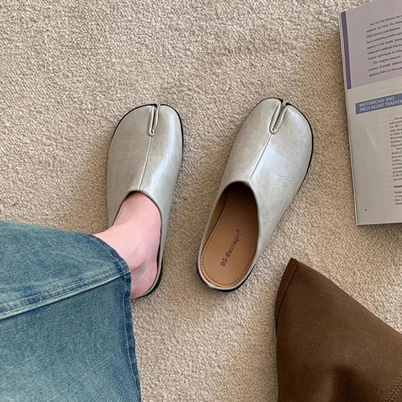 SUOJIALUN New Women Slipper Fashion Flat Heel Slip On Mules Shoes Split Toe Shallow Slip On Casual Slides Shoes