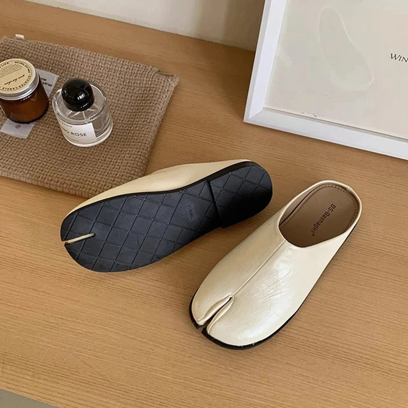 SUOJIALUN New Women Slipper Fashion Flat Heel Slip On Mules Shoes Split Toe Shallow Slip On Casual Slides Shoes