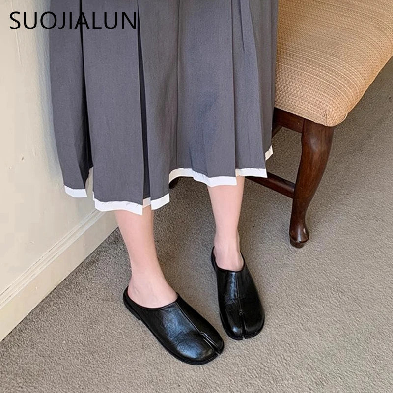 SUOJIALUN New Women Slipper Fashion Flat Heel Slip On Mules Shoes Split Toe Shallow Slip On Casual Slides Shoes