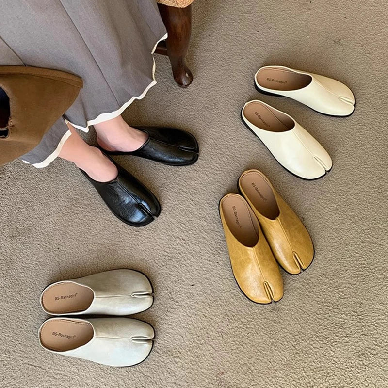 SUOJIALUN New Women Slipper Fashion Flat Heel Slip On Mules Shoes Split Toe Shallow Slip On Casual Slides Shoes