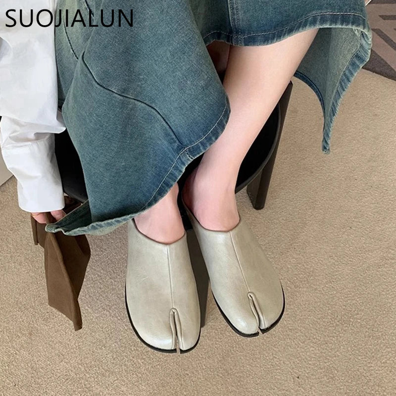 SUOJIALUN New Women Slipper Fashion Flat Heel Slip On Mules Shoes Split Toe Shallow Slip On Casual Slides Shoes