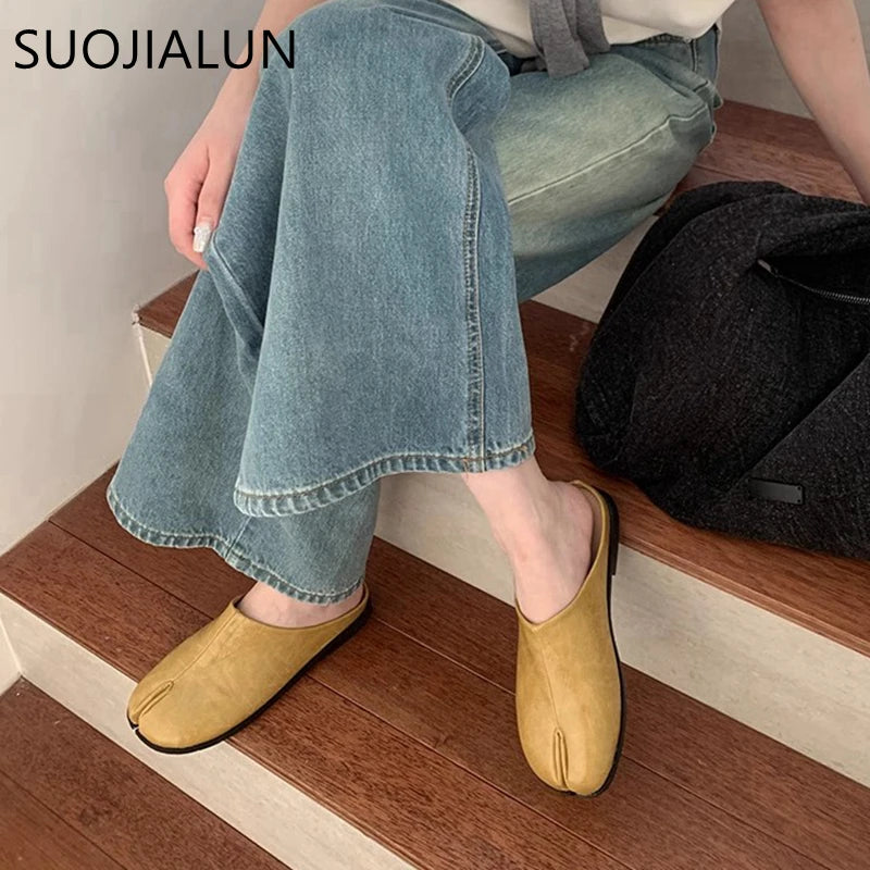 SUOJIALUN New Women Slipper Fashion Flat Heel Slip On Mules Shoes Split Toe Shallow Slip On Casual Slides Shoes