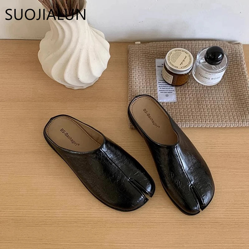 SUOJIALUN New Women Slipper Fashion Flat Heel Slip On Mules Shoes Split Toe Shallow Slip On Casual Slides Shoes