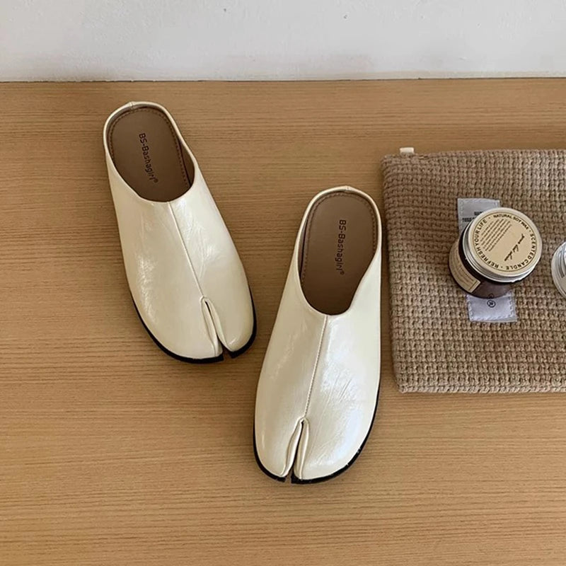 SUOJIALUN New Women Slipper Fashion Flat Heel Slip On Mules Shoes Split Toe Shallow Slip On Casual Slides Shoes